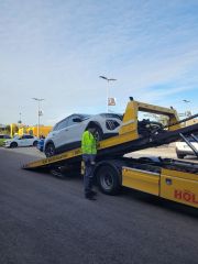 Der ADAC-Mitarbeiter lädt unseren Mietwagen bei der nächstgelegenen Werkstatt ab.